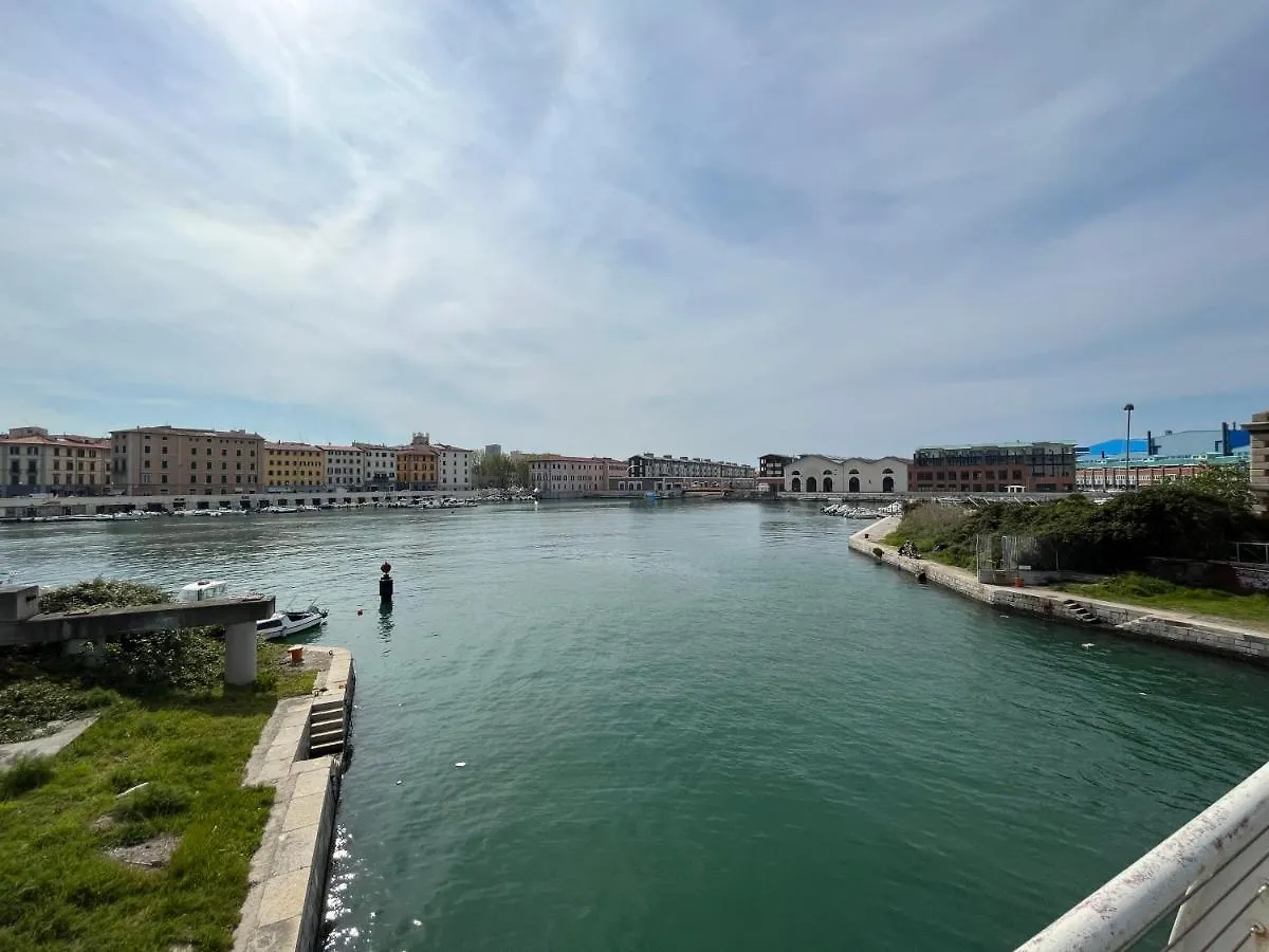 Kasia Porta Sul Mare Di Livorno Free Parking Italien